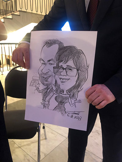 Karikaturista kreslí na plese..